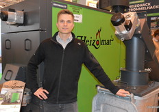 Lasse Nienhaus with dp-Energietechniek in front of a boiler fired with biomass from wood. 200 kW power output. The company offers power outputs from 30 kw up to 10.000 kW.